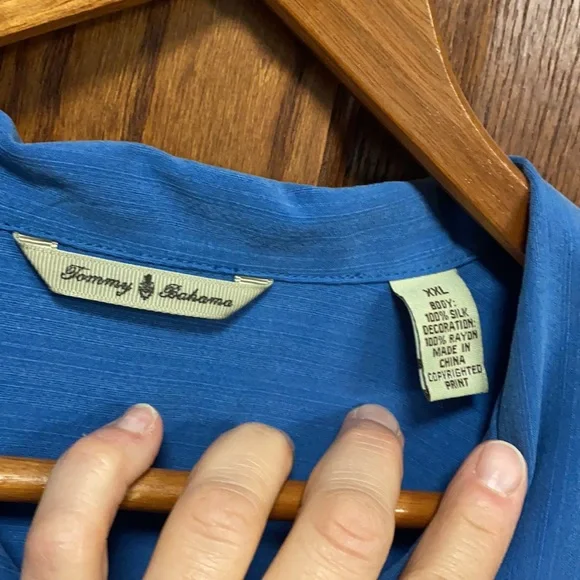 Tommy Bahama dress shirt 100% silk like new - Picture 2 of 3